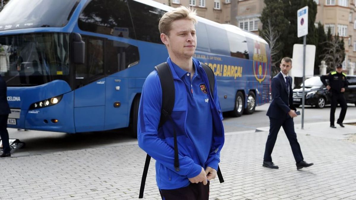 Los jugadores del Barcelona y el Madrid llegan al hotel sin incidentes