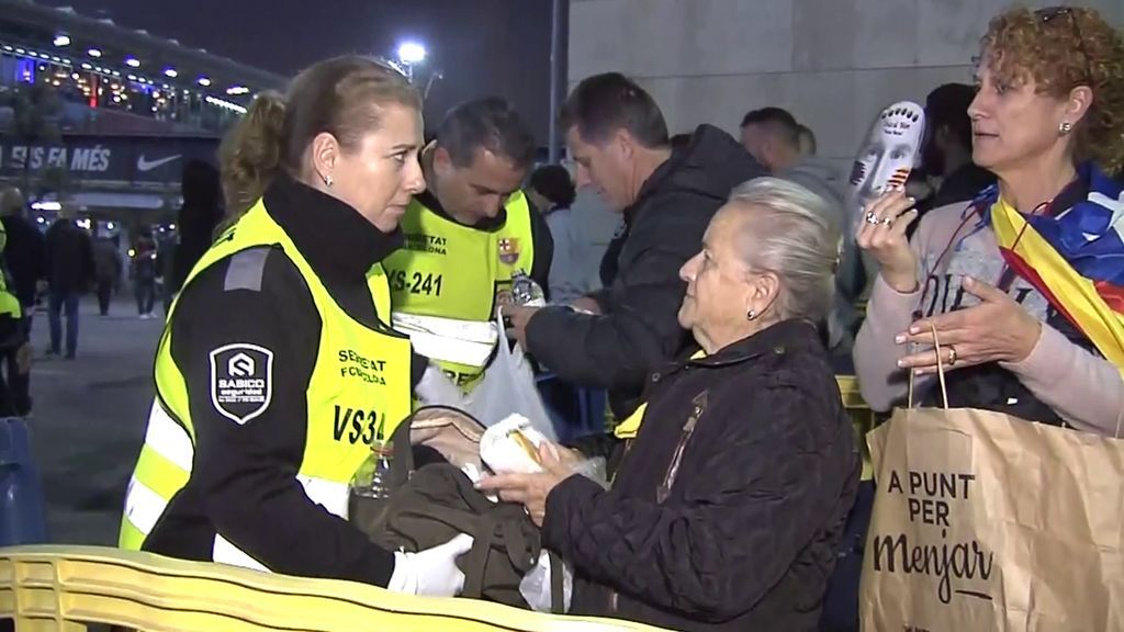 La seguridad del Camp Nou obliga a una señora a abrir su bocadillo: "Vuelta a los años 60"