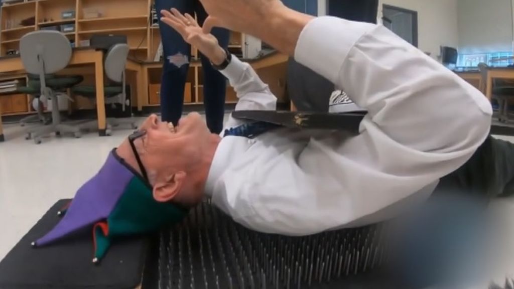 Un profesor de 69 años demuestra que la física no es tan aburrida como la pintan
