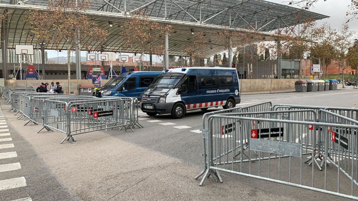 Los Mossos toman posición y blindan los alrededores del Camp Nou Los Mossos toman posición y blindan los alrededores del Camp Nou