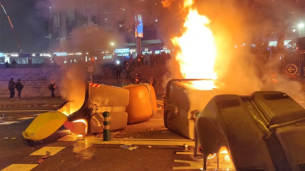 Manifestantes queman contenedores ante el Camp Nou durante el Clásico Fecha: