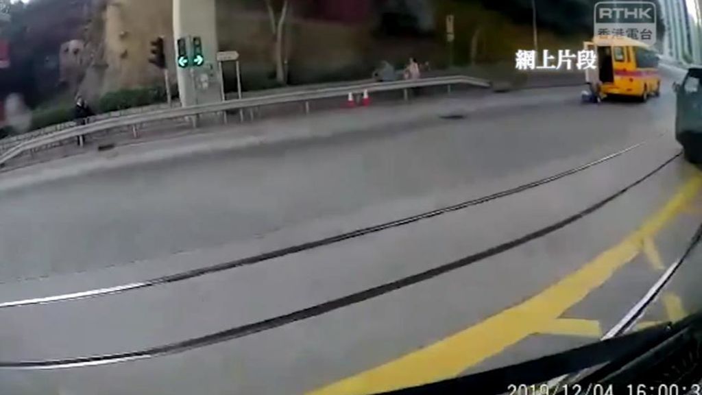 Un niño cae a la carretera al abrirse la puerta de un autobús escolar en marcha