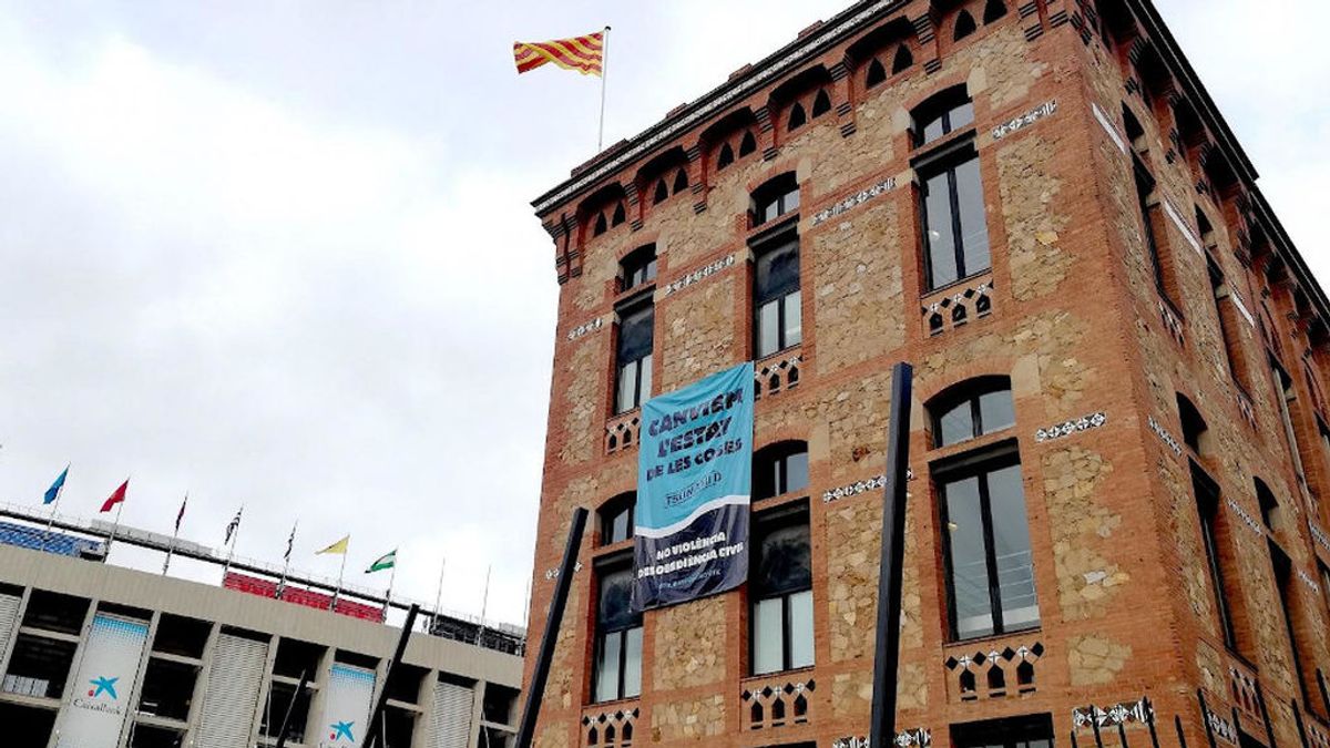 'Tsunami democràtic' cuelga una pancarta al lado del Camp Nou 'Tsunami democràtic' cuelga una pancarta al lado del Camp Nou
