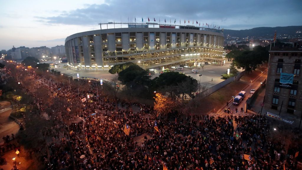 Minuto a minuto: el otro clásico se juega en la calle y en las gradas del FC Barcelona