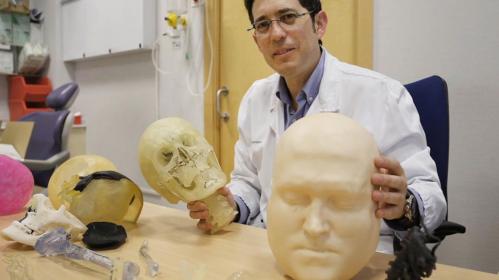 Pedro Martínez Seijas, cirujano maxilofacial: "Las prótesis 3D son como un traje a medida" Pedro Martínez Seijas, cirujano maxilofacial: "Las prótesis 3D son como un traje a medida"
