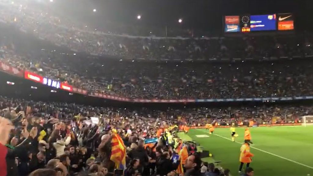 Balones amarillos llegan al césped del Camp Nou durante el clásico