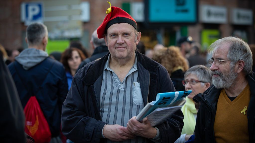 EuropaPress_2555961_Un_hombre_con_una_barretina_en_una_de_las_zonas_en_la_que_se_empiezan_a_concentrar_los_manifestantes_convocados_por_Tsunami_Democratic_con_motivo_del_partido_entre_el_FC_Barcelona_y_Real_Madri