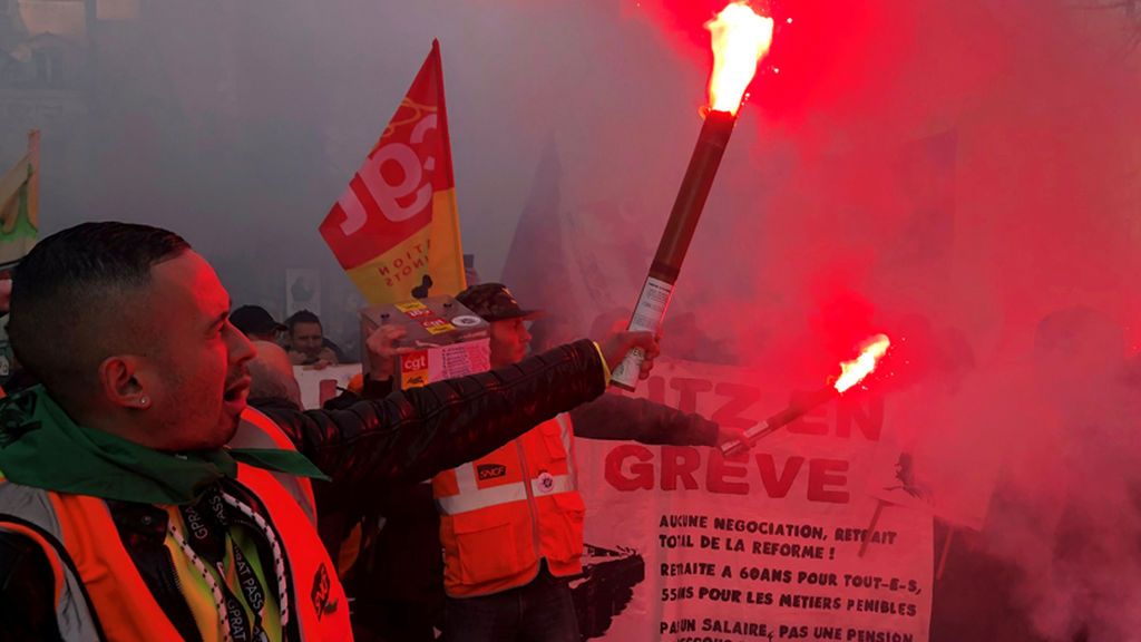 Los trabajadores franceses mantienen el pulso contra el Gobierno tras dos semanas de protestas contra la reforma de las pensiones