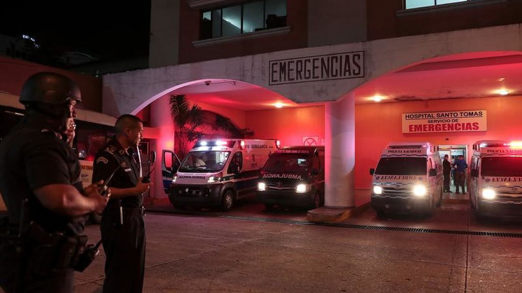 Los policías, tras haber trasladado a los heridos durante el tiroteo