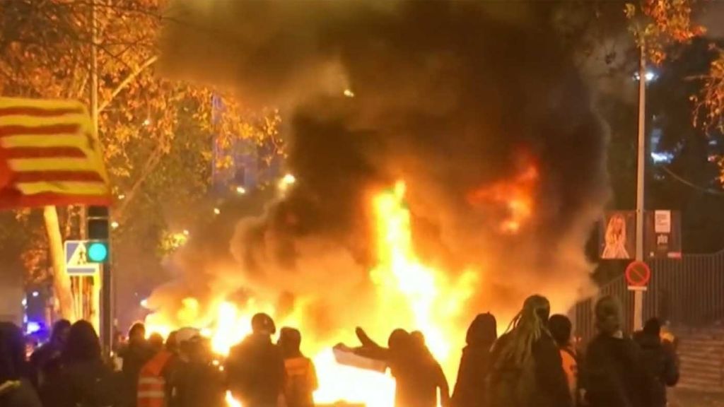 Noche de disturbios en Barcelona: 64 heridos y 9 detenidos