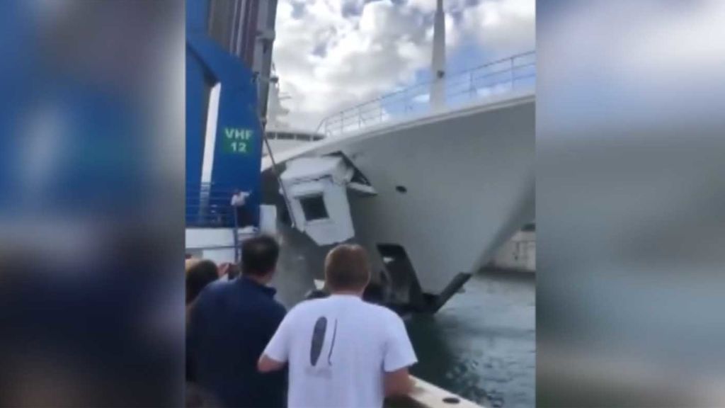 Accidentado atraque de un yate en el puerto ante la mirada atónita de la gente