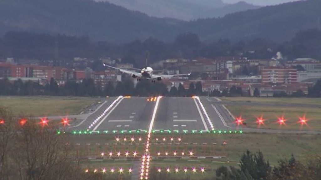 Un avión frustra su aterrizaje en Bilbao por el fuerte viento