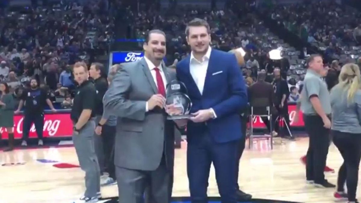 Luka Doncic recibe el premio de la NBA a mejor jugador del mes al son del himno de la 'Décima'