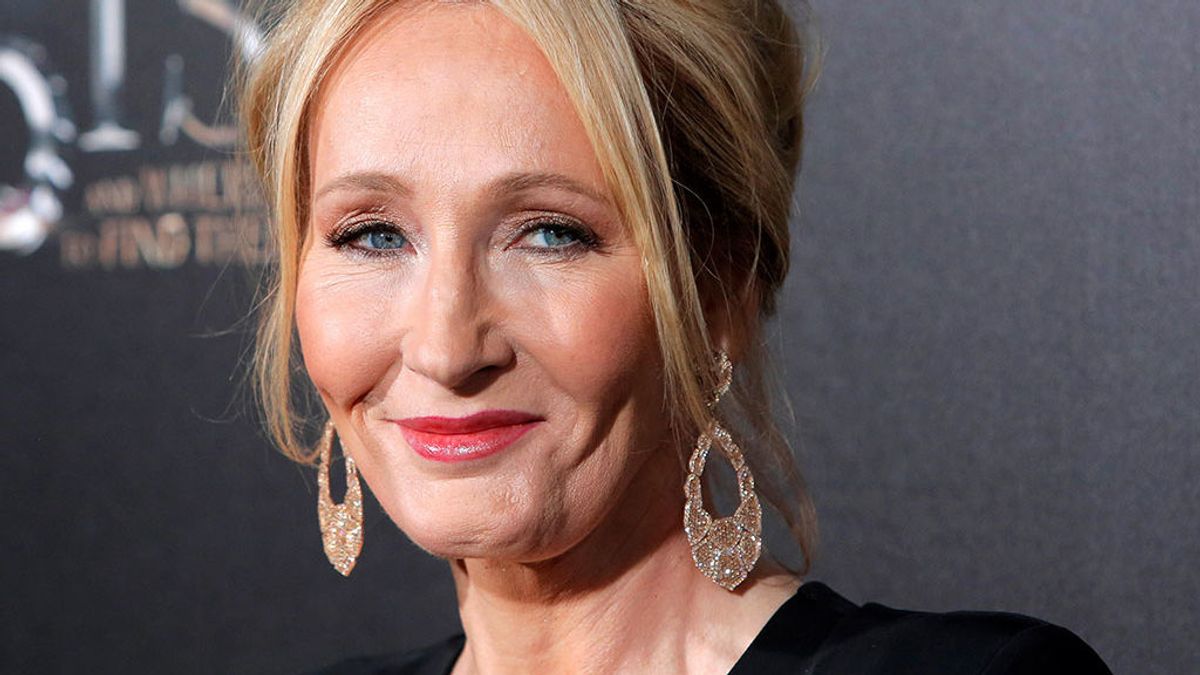 Acusan a J.K. Rowling, creadora de 'Harry Potter' de "feminista radical" y "tránsfoba" por este comentario Acusan a J.K. Rowling, creadora de 'Harry Potter' de "feminista radical" y "tránsfoba" por este comentario