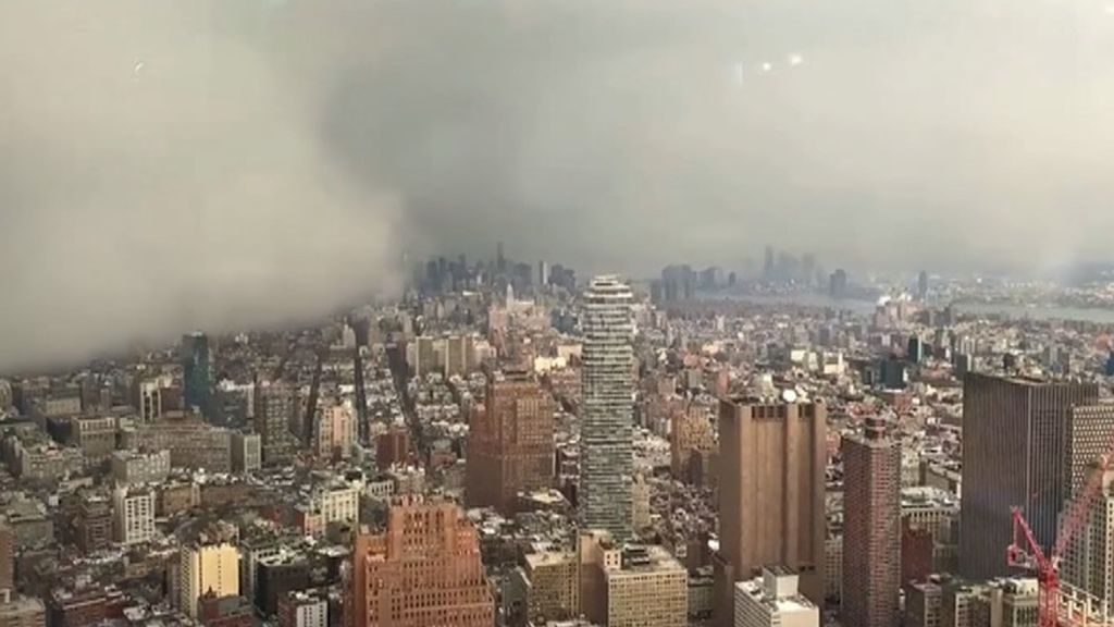 La cámara de un rascacielos graba el momento en el que una tormenta de nieve cae sobre Manhattan La cámara de un rascacielos graba el momento en el que una tormenta de nieve cae sobre Manhattan