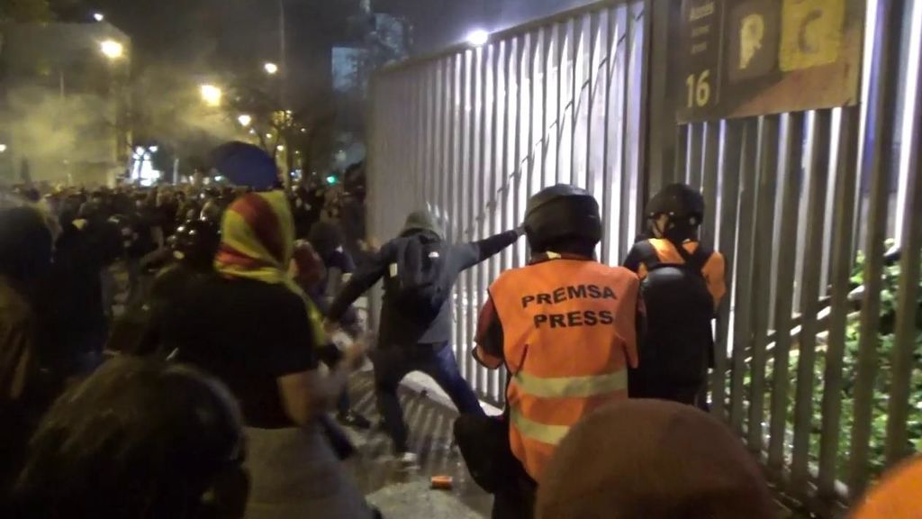 La batalla campal en el Clásico: imágenes desde dentro de las protestas de Tsunami Democràtic