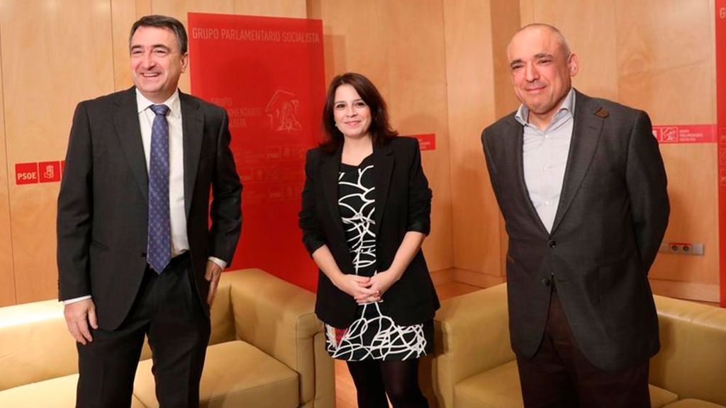 El PNV transmite al PSOE que "no tiene decidido" su voto en la investidura y le pide "aclaraciones" El PNV transmite al PSOE que "no tiene decidido" su voto en la investidura y le pide "aclaraciones"