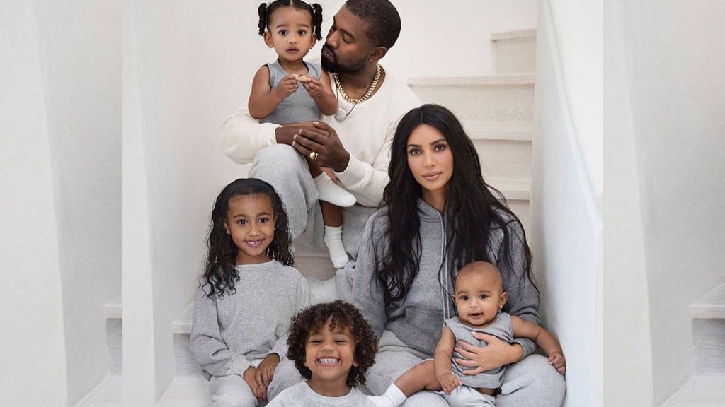 El posado familiar de Kim Kardashian tiene truco: su montaje con Photoshop para incluir a su hija North West