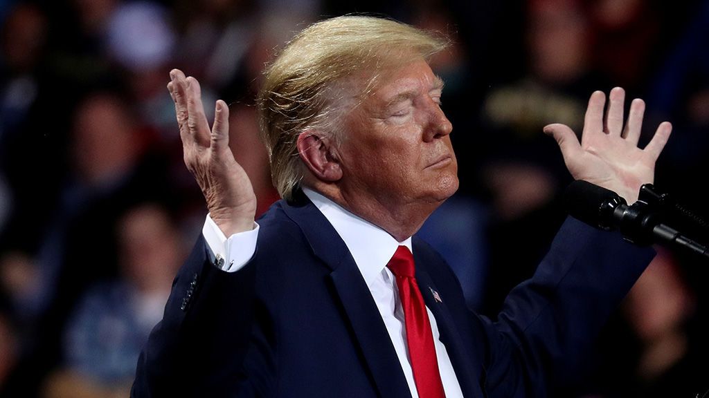 Trump carga contra los demócratas en un mitin en Michigan