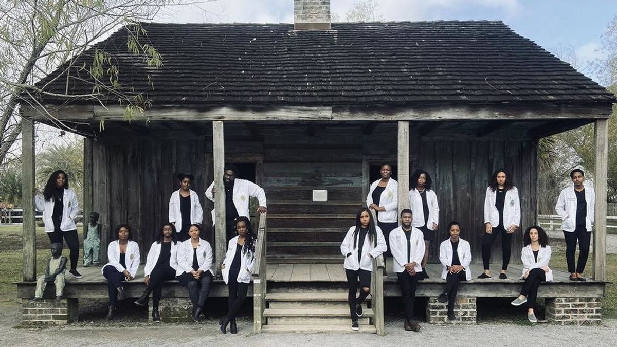 Una docena de estudiantes de medicina negros posan frente a una plantación de esclavos de Louisiana
