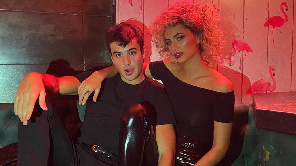 Con el pelo engominado y a lo ‘John Travolta’: el look de Óscar Casas para la celebración  cumpleaños de su novia, Begoña Vargas