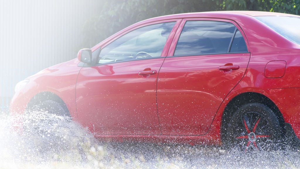 Aquaplaning: cómo reaccionar en el momento en el que pierdes el control del coche