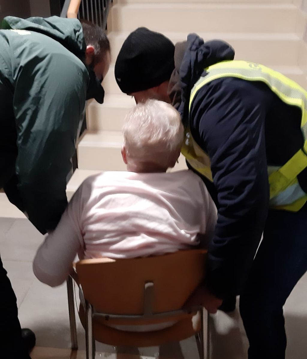 La Guardia Civil saca a una de las ancianas de la residencia