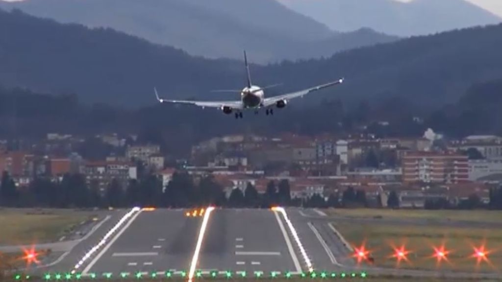 Los aterrizajes imposibles en Santander y Bilbao por las rachas de viento de Elsa