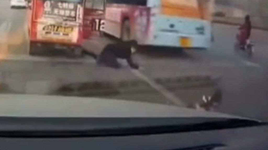 Un niño y una mujer caen en marcha de un autobús al abrirse la puerta por error