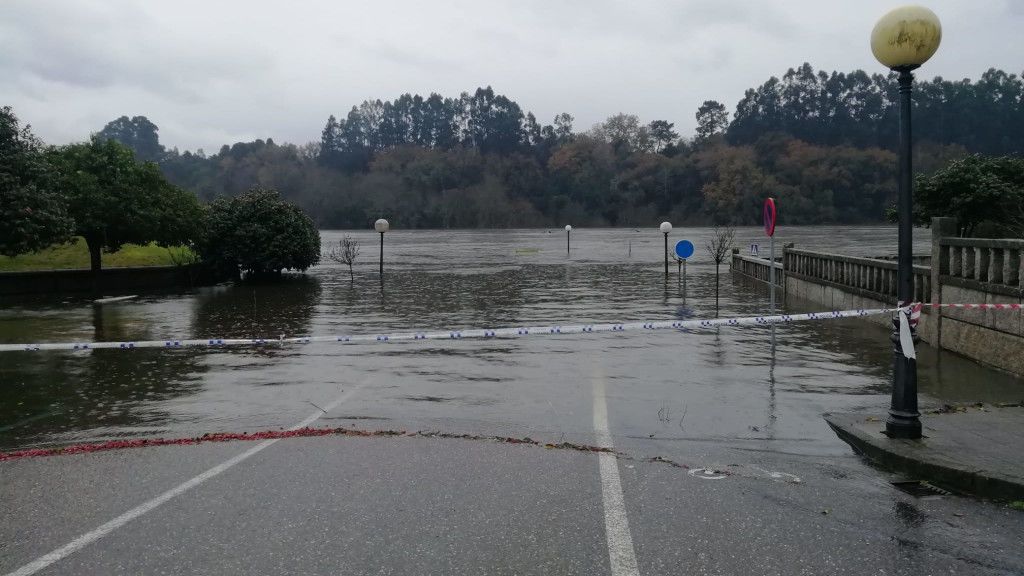 Carretera inundada en Salvaterra