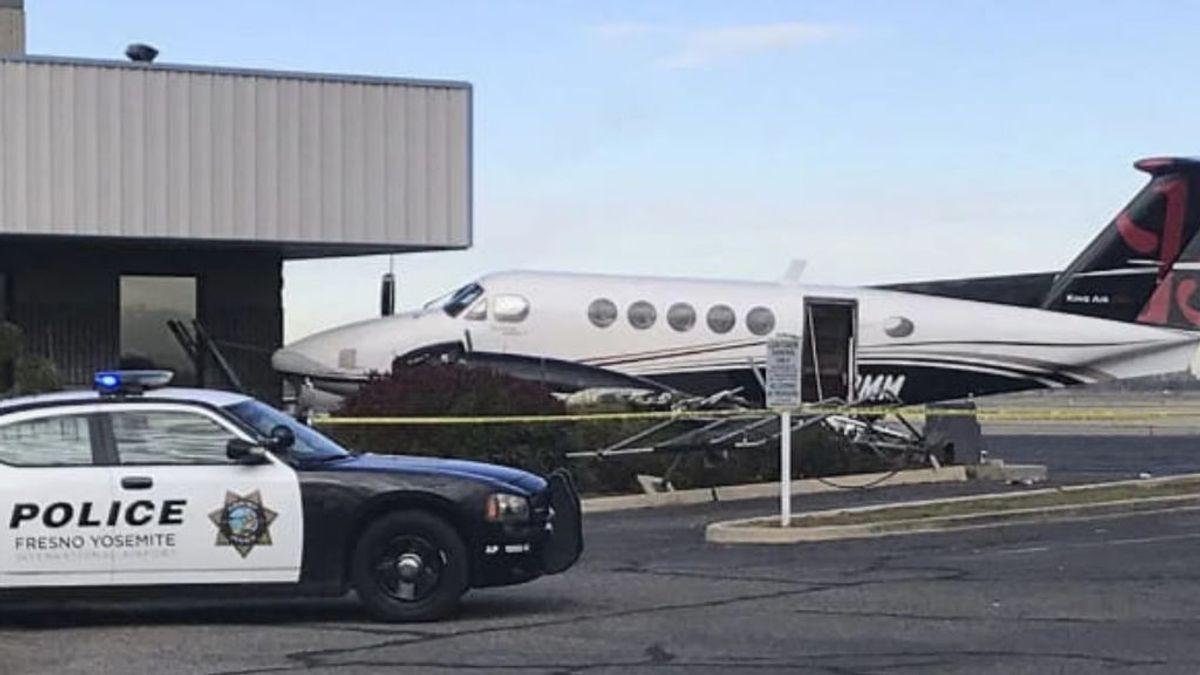 Una menor de 17 años roba un avión privado en un aeropuerto de California y lo estrella contra un edificio