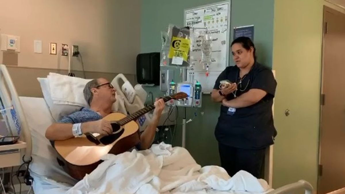 El poder sanador de la música: una enfermera y un paciente con cáncer forman un dúo navideño para aliviar su estancia hospitalaria