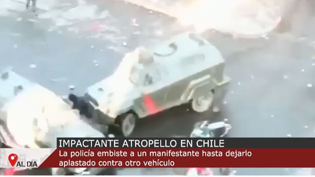 Impactante atropello en Chile: la Policía embiste a un manifestante hasta dejarlo aplastado contra otro vehículo