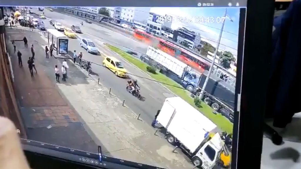 Denuncia en la red el exceso de velocidad: arrolla a un motorista antes de chocar contra un camión