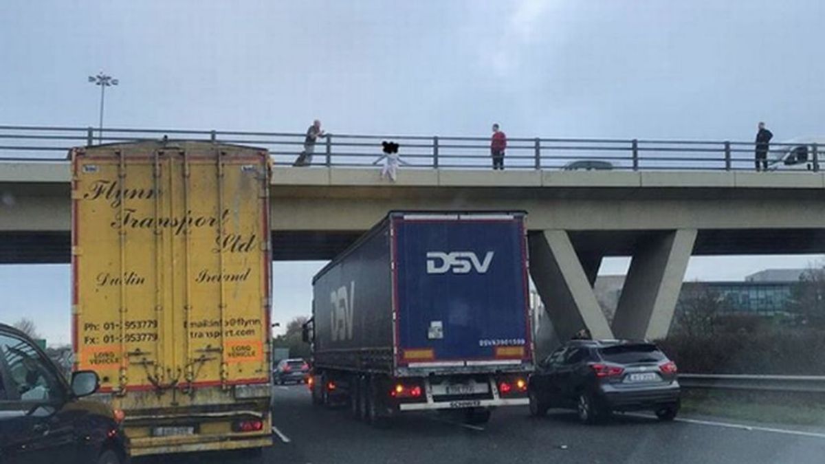 Un camionero para su marcha en mitad de una autopista para salvar a una mujer que intentaba suicidarse