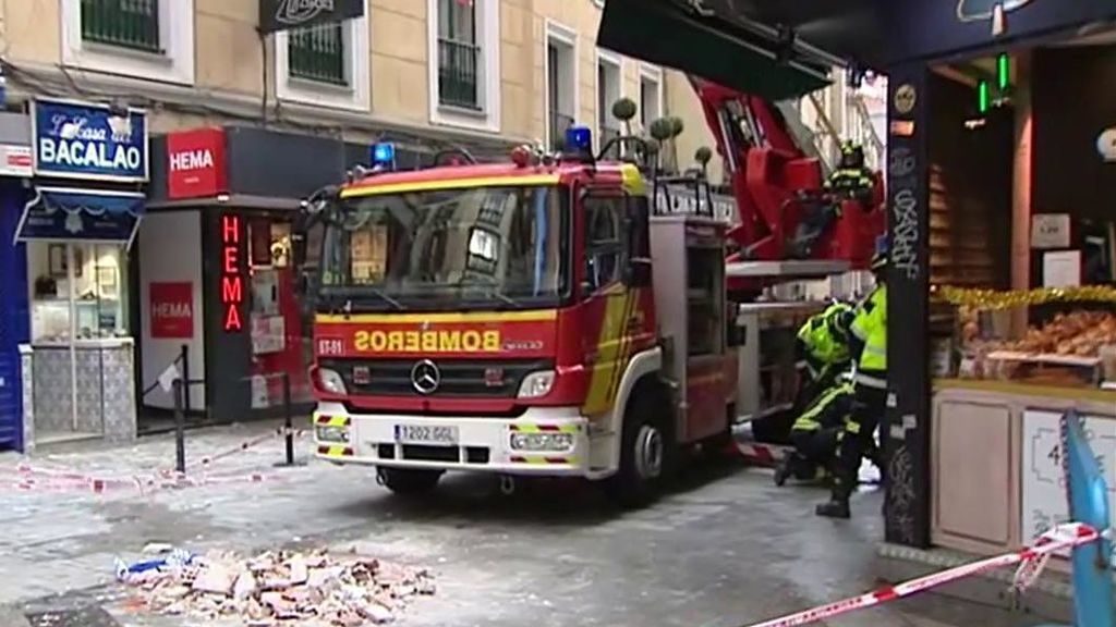 Cae una cornisa junto a la administración de Doña Manolita en el centro de Madrid