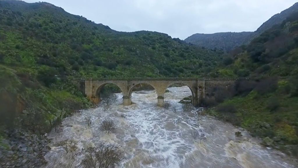 Un dron capta las impresionantes imágenes que deja la borrasca Elsa en el río Duero