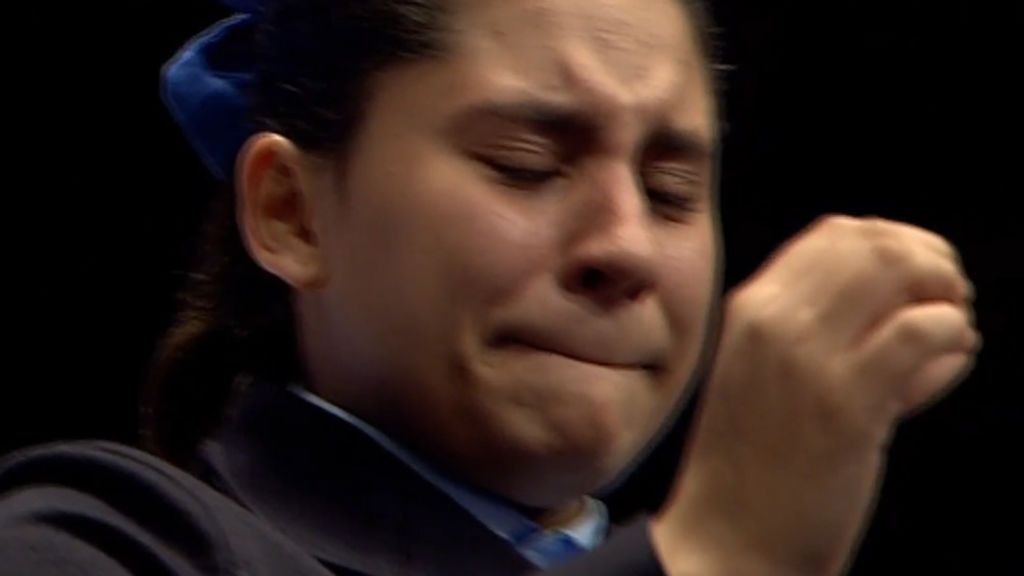 Emoción de la niña que cantó el primer quinto del sorteo de la Lotería de Navidad