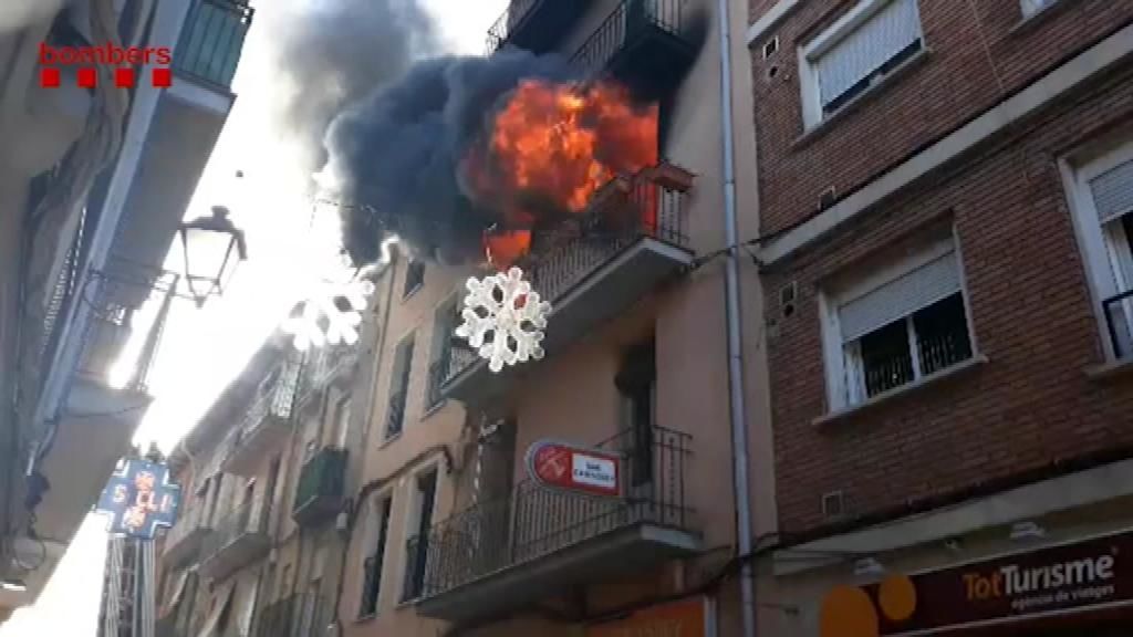 Un incendio deja un herido grave y al menos cuatro familias desalojadas en Barcelona Un incendio deja un herido grave y al menos cuatro familias desalojadas en Barcelona