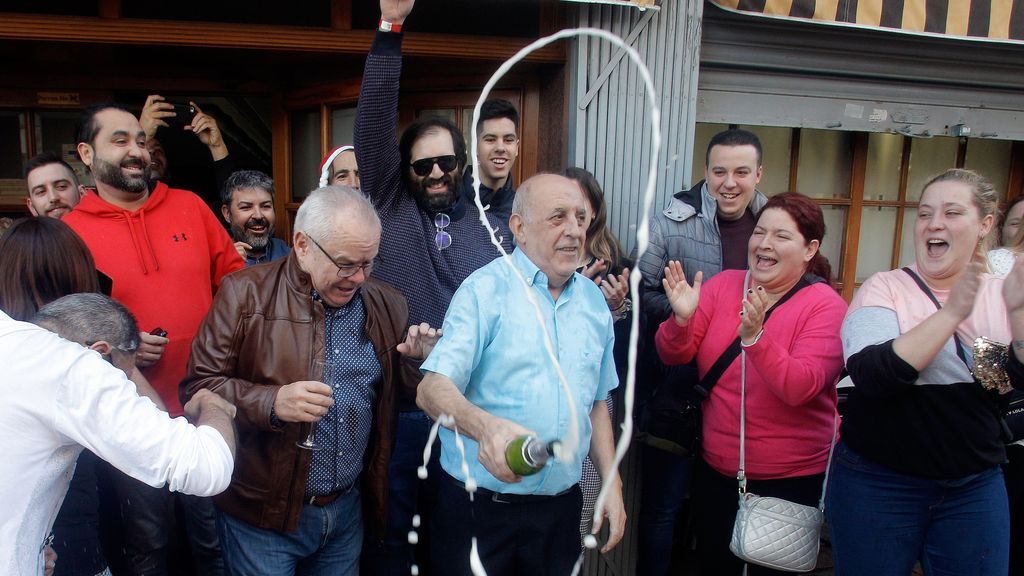 El dueño de un bar de Alicante consigue jubilarse tras 40 años de trabajo gracias al Gordo de la Lotería