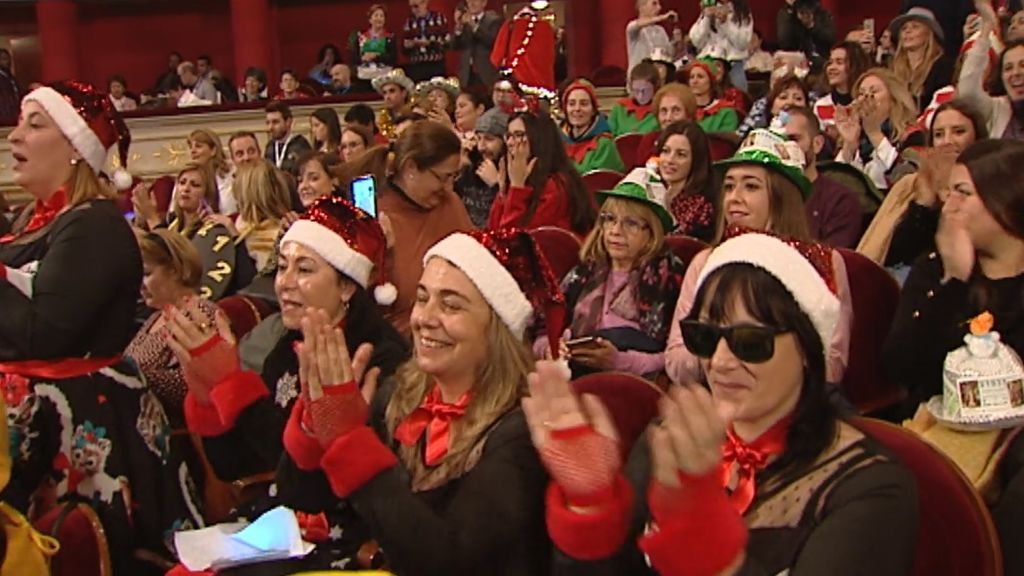 El ambiente festivo de la Lotería de Navidad: el Teatro Real ha acogido a todo tipo de personajes para ver el Sorteo