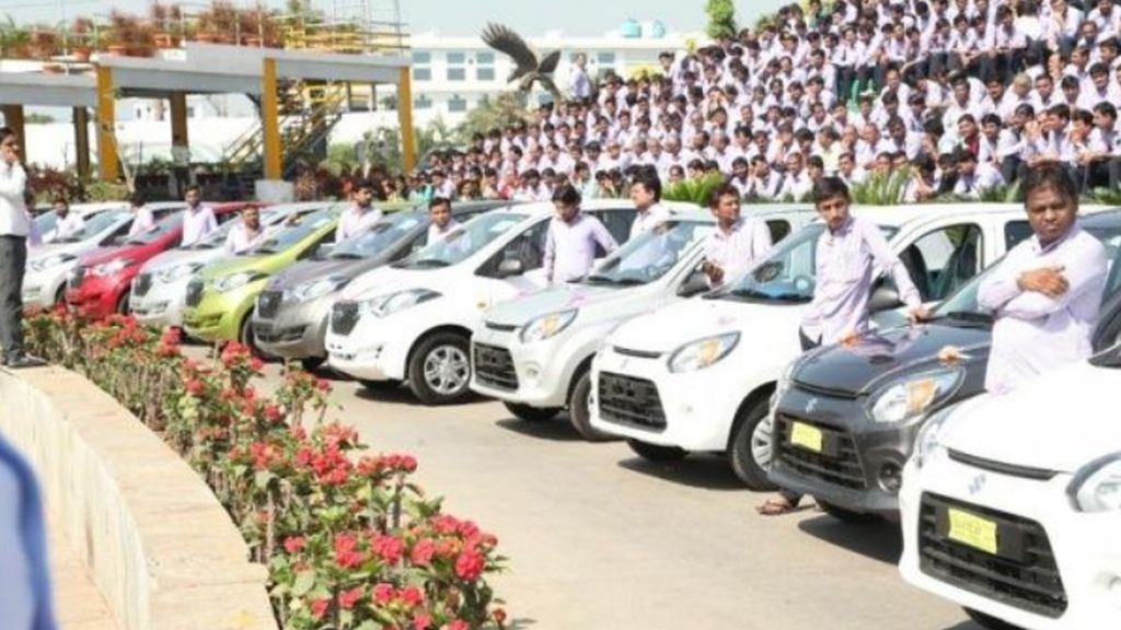 Savji Dholakia regala coches y casas a sus empleados