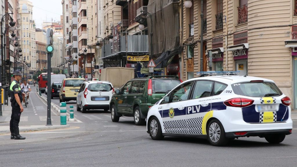 Destroza su vehículo después de ser multado por la policía en un control Destroza su vehículo después de ser multado por la policía en un control