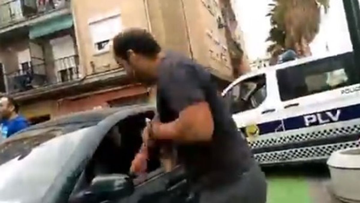 Un hombre destroza su propio coche después de que la Policía lo multase por estar mal aparcado, en Valencia