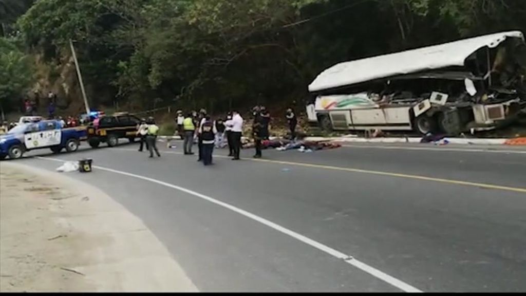 Masacre en Guatemala por un choque entre un autobús y un camión