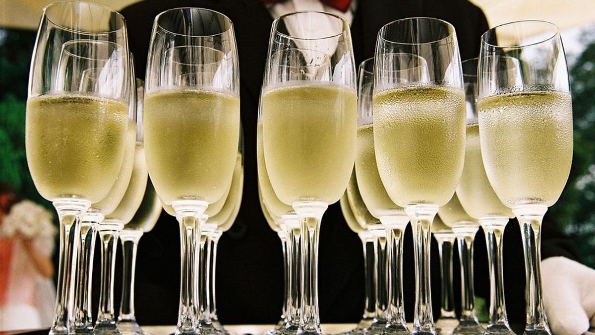 Cava vs. champagne: qué es mejor beber y cómo en el eterno debate de cada Navidad