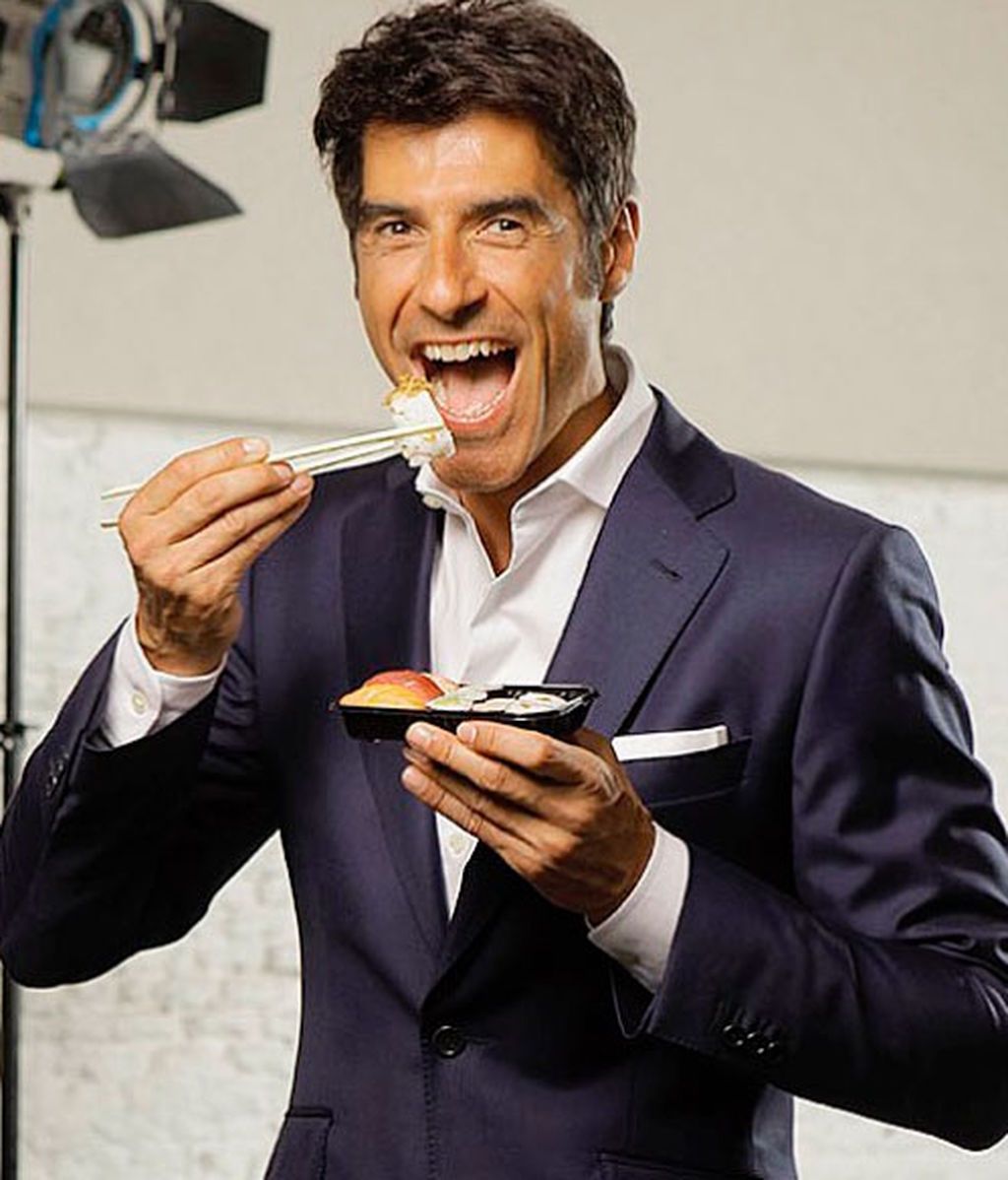 Jorge Fernández, comiendo sushi