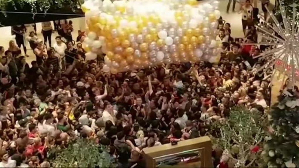Avalancha en un centro comercial de Sydney por soltar globos con tarjetas regalo