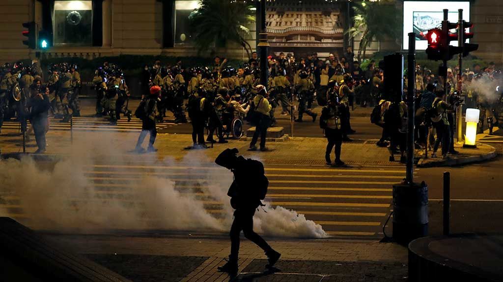La policía de Hong Kong carga contra los manifestantes en vísperas de la Navidad