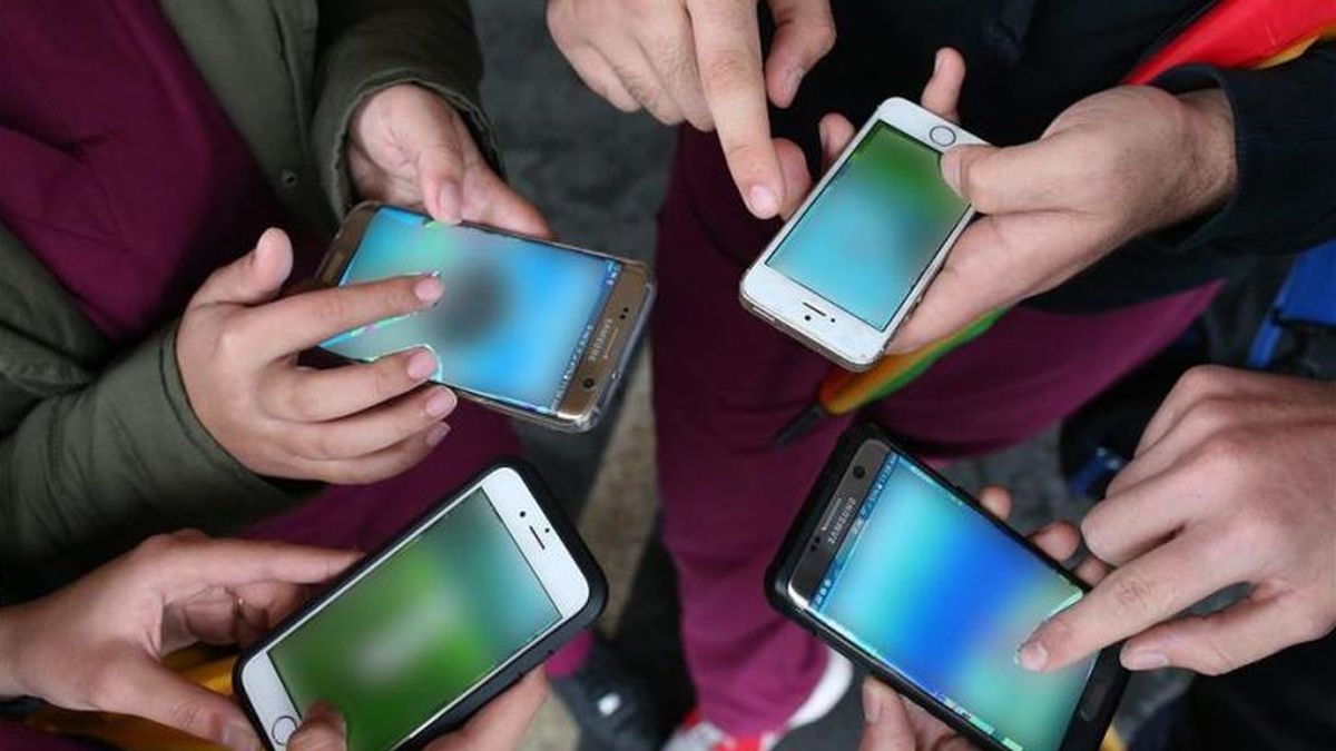 La Comunidad de Madrid prohibirá los móviles en las aulas el próximo curso